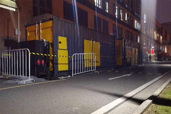 大方柴油发电机组的输出电压是如何调节的？